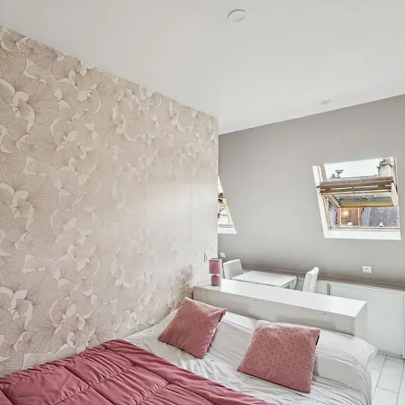 Quiet Spot By The Champs Elysee *