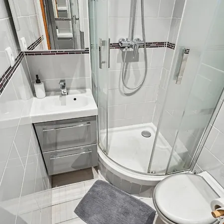 Quiet Spot By The Champs Elysee Daire Paris