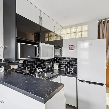 Quiet Spot By The Champs Elysee * Paris